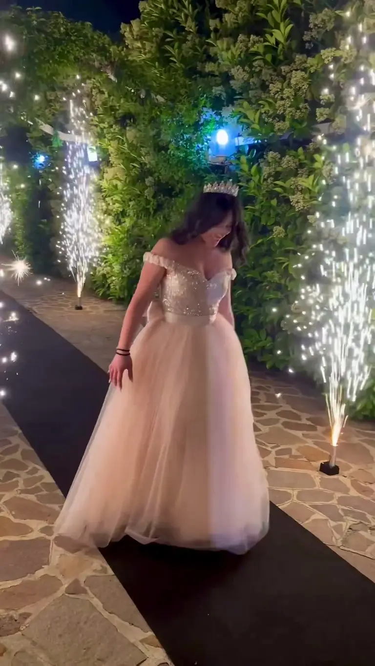 Ingresso della festeggiata sulla passerella, tra due file di fontane di scintille fredde