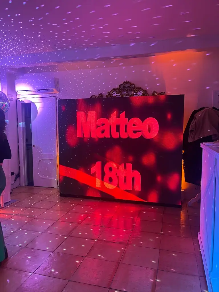 Ledwall in sala con grafica personalizzata e proiezioni luminose sul soffitto