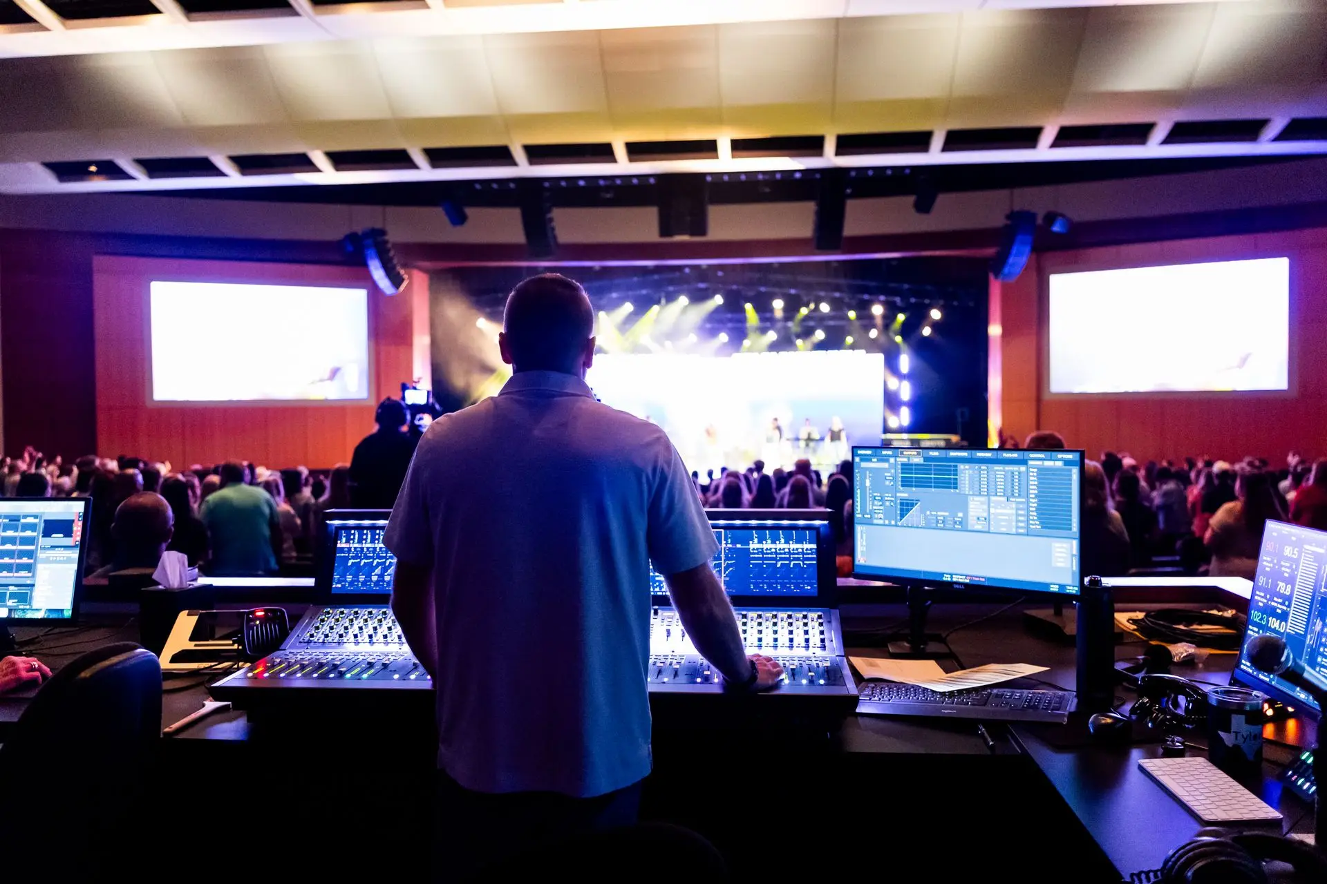 Il nostro tecnico alla regia audio durante un evento dal vivo