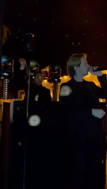 Cantante dal vivo tra luci calde in una sala