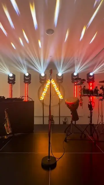 Teste mobili e fasci di luce caldi su un palco in allestimento