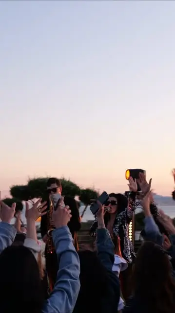 Pubblico a un evento all'aperto al tramonto